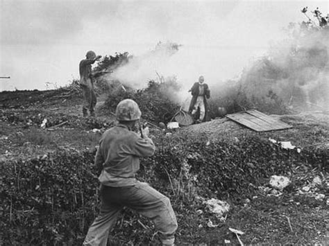 惨烈的冲绳岛战役，美军火烧日军阵地，被俘的士兵抱头哀嚎|冲绳岛战役|日军|太平洋战争_新浪新闻
