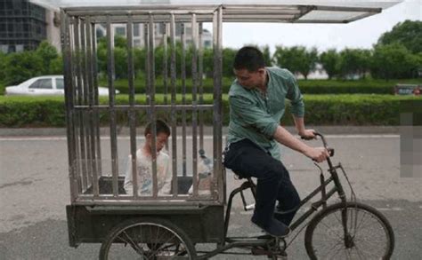 被关在笼子里的男孩: 浙江10岁男童被父亲关在笼子里, 随身携带
