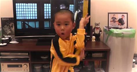 有个5岁日本男孩，耍起双截棍就像李小龙|界面新闻 · 歪楼