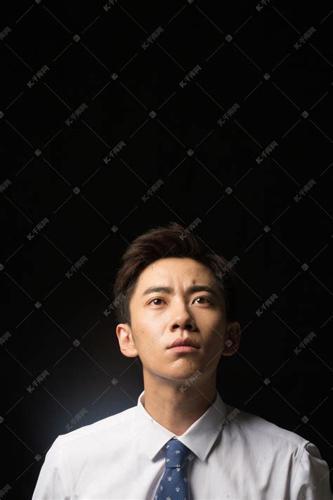 商务青年男人的肖像高清摄影大图-千库网