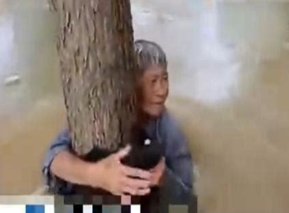 湖北：他将72岁老伴捆树上，自己却被洪水冲走(图)