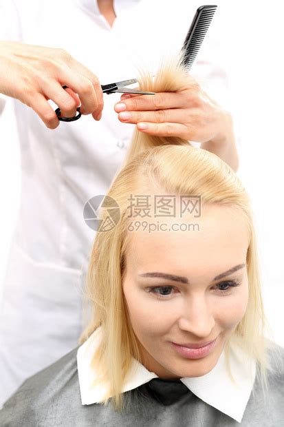 美发沙龙的理发师理发女人高清图片下载-正版图片507221065-摄图网