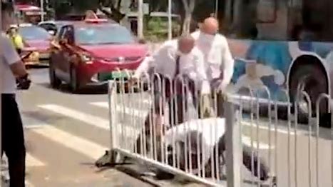 外卖员与广场物管发生口角后互殴，均被行拘_凤凰网视频_凤凰网