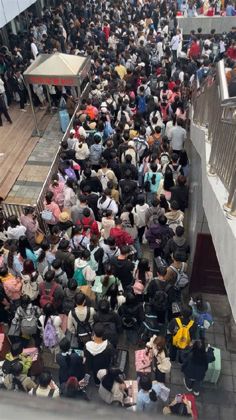 南京高淳地铁开通首日，观光体验客挤爆车厢