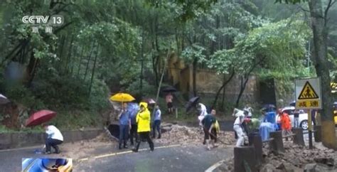 重庆105省道万州段塌方后续：挖出两名男性 已身亡_手机凤凰网