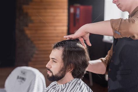 男人的发型师在理发店理发高清图片下载-正版图片507409130-摄图网