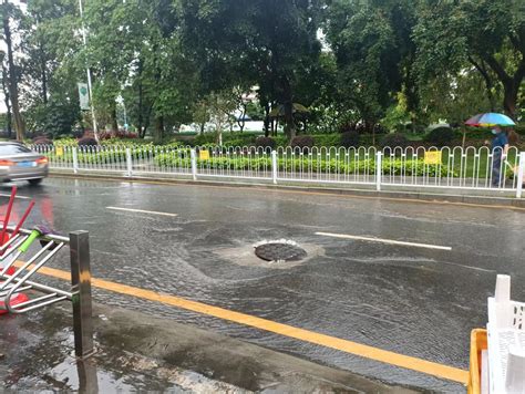 大雨倾盆！广东廉江多路段现水浸街 行车如行船-图片频道