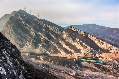 [ 图片介绍 ] 2013年1月拍摄于山西省原平市轩岗镇阳武口，北同蒲线穿过地质断层地带，非常险峻
