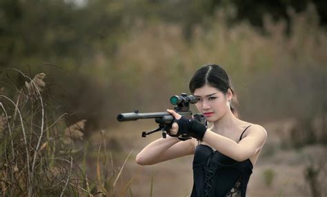 以色列超模获赞"最美女兵" 爱红妆也爱武装(组图)——上海热线体育频道