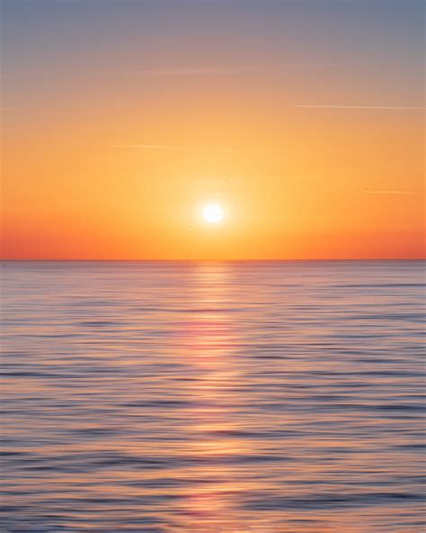 太阳从海平面上升起图片-日出时海滩上的场景素材-高清图片-摄影照片-寻图免费打包下载