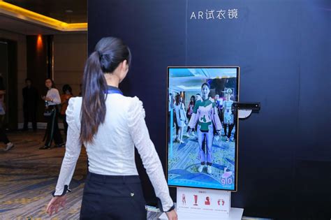 上海一商场推出3D虚拟试衣镜 堪称"试衣神器" - 侬好上海 - 新民网