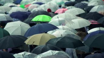 大学生为保洁撑伞 持续了约有40分钟令人感动“这是雨中最美的风景”