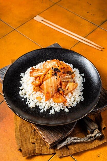 Kimchi com carne de porco em arroz cozido cozinha tradicional coreana ...