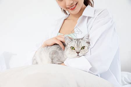 女人在和床上的猫玩高清图片下载-正版图片502061270-摄图网