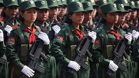 缅甸佤邦的女兵 踏着中式步伐参加阅兵|佤邦|女兵|阅兵_新浪新闻