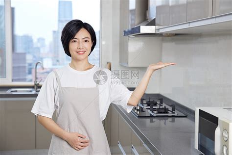家庭钟点工打扫厨房形象高清图片下载-正版图片506948699-摄图网