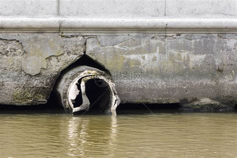 从肮脏的地下水道中的下水道流出的有毒水用于疏浚高清图片下载-正版图片505254037-摄图网