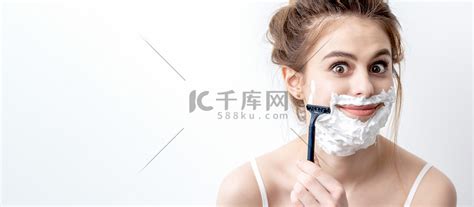 女人用剃刀刮脸高清摄影大图-千库网