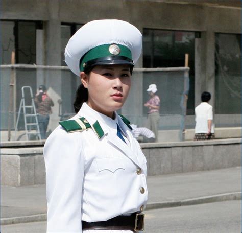 朝鲜美女啦啦队抵达韩国 颜值PK韩流女团(图)_手机新浪网