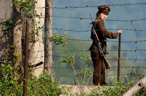 中朝边界站岗的朝鲜女兵_新浪图集_新浪网