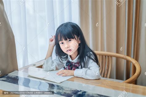 坐在书桌前写作业的小女孩,学习办公,生活百科,摄影素材,汇图网www.huitu.com