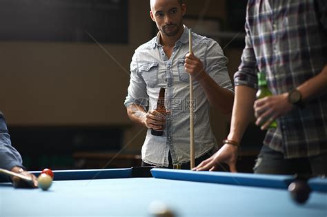 拿着啤酒的男人站在桌球边高清图片下载-正版图片501860789-摄图网