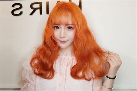 高级感媚拉红发色 年度流行染发颜色_染发发型 - 美发站