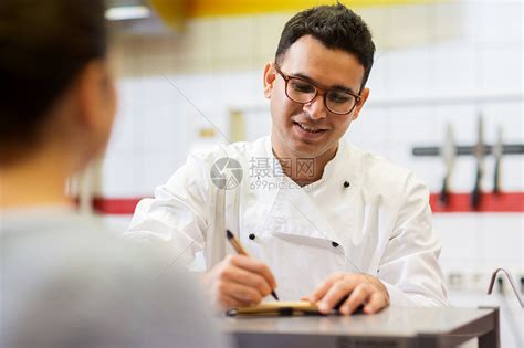 人,快餐烹饪快乐的微笑厨师餐厅写作订单客户快餐店厨师写订单高清图片下载-正版图片300121092-摄图网