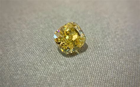 Mouawad切割完成一颗54.21ct圆形鲜彩黄钻 – 我爱钻石网官网