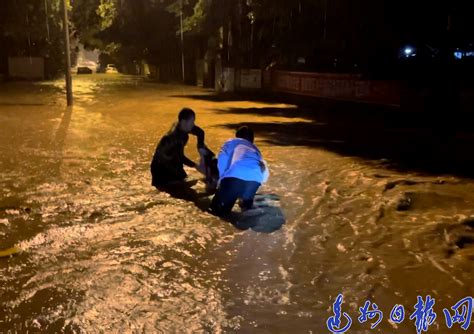 暖心！大竹一女子被困洪水中，幸好有他们火速救援 - 达州日报网