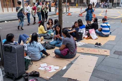 实拍香港中环的周末，几十万菲佣在马路上聚会，马路封锁变公园