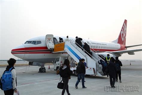 中国联航迎波音第9000架飞机 机身喷“9000”标示_财经_环球网