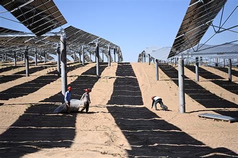 立体光伏治沙产业化项目绘就腾格里沙漠“生态绿”