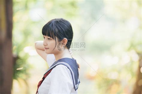看着公园户外电影陈年风格的日本女学生装扮肖像AsianJapan高清图片下载-正版图片504298325-摄图网