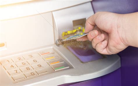 将自动取款机卡插入银行机器高清图片下载-正版图片504548101-摄图网
