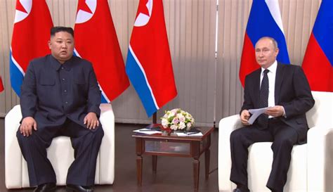 金正恩与普京俄罗斯会面，两人微笑握手