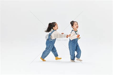 双胞胎可爱姐妹追逐嬉戏高清图片下载-正版图片501801107-摄图网