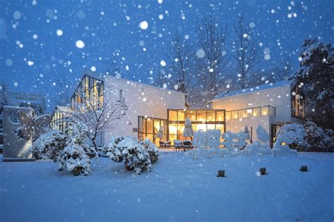灯光照射着飘落的雪花气氛浪漫宁静背景花纹素材设计