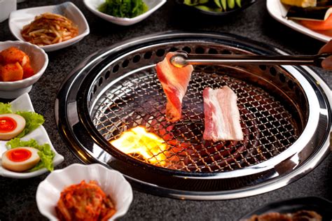 与伙伴们一起分享纯正的日式烤肉_生活_GQ男士网