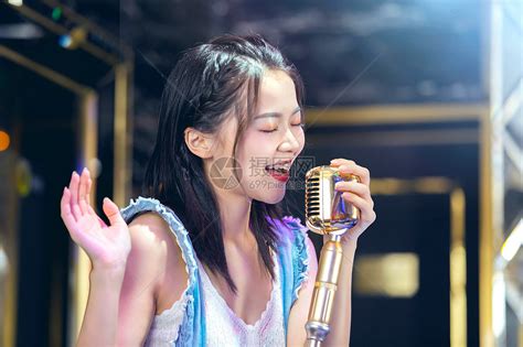 年轻美女在KTV唱歌高清图片下载-正版图片501418613-摄图网