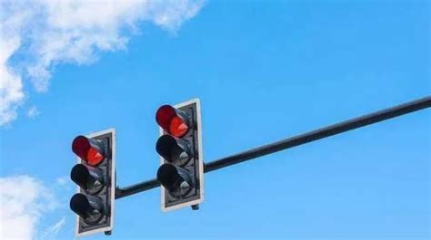 科目三红绿灯停车时的正确操作方法是什么？-有驾
