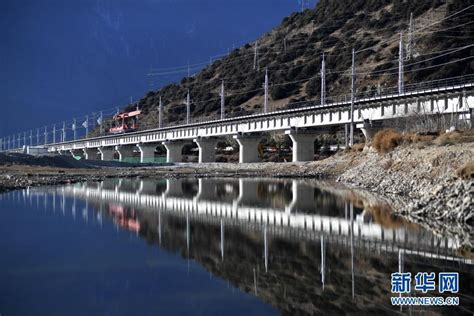 川藏铁路拉萨至林芝段铺架至山南市桑日车站