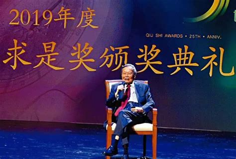 杨振宁在1957年获得了诺贝尔物理学奖，年仅三十五岁的他迎来了事业的巅峰_凤凰网视频_凤凰网