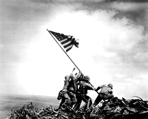美军士兵在硫磺岛竖起国旗图册_360百科