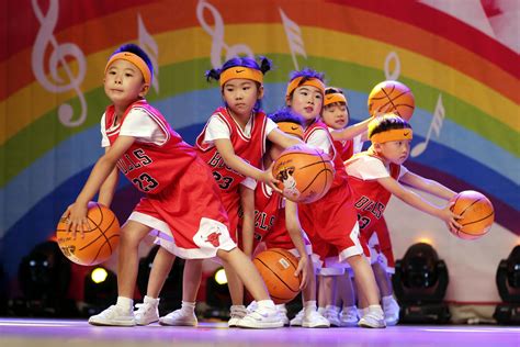 六一儿童节幼儿园男孩短袖街舞套装演出服小学生爵士舞蹈表演服装_虎窝淘