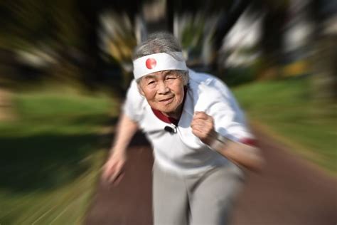 世界最高龄115岁日本奶奶长寿秘诀大曝光！_吃甜食、喝碳酸饮料！世界最高龄115岁日本奶奶长寿秘诀大曝光!_看看新闻网