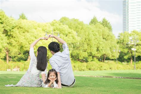 关爱青年夫妇四个人幸福的一家四口躺在草地上高清图片下载-正版图片501910709-摄图网