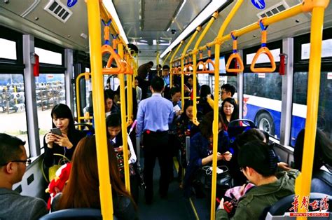 为什么公交车可以超载，客车却不可以？交规并不制约公交车__凤凰网