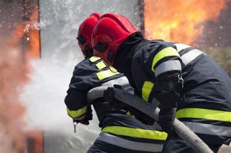 救火的消防员图片-救火现场用水枪救援的消防员素材-高清图片-摄影照片-寻图免费打包下载
