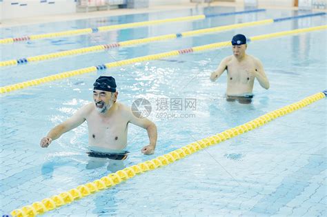 在泳池游泳的男性高清图片下载-正版图片502032999-摄图网